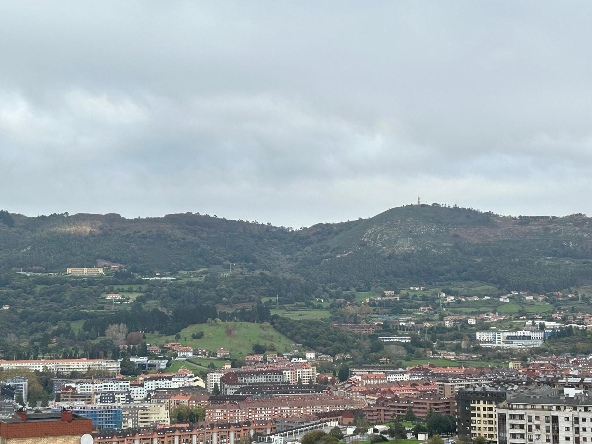 Vistas Monte Naranco Apartamento Con Parking 5Euros Al Dia オビエド エクステリア 写真